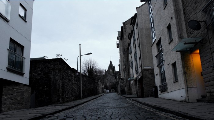 Cobblestone street in Edinburgh with old architecture