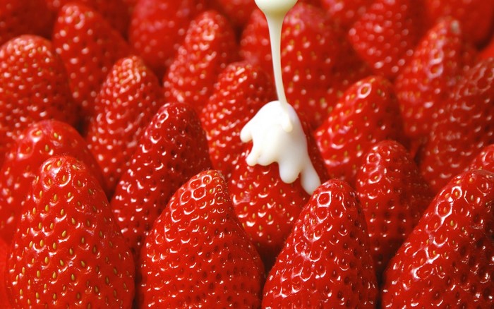Strawberries with cream pouring
