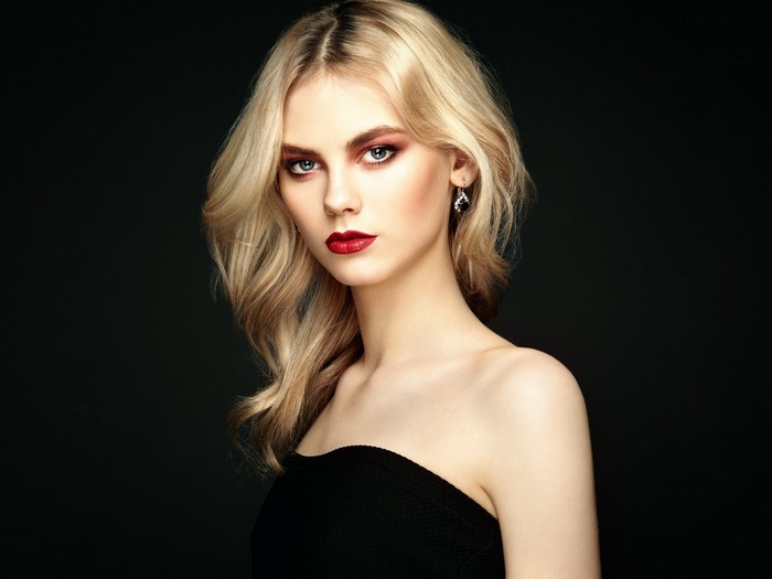 Blonde woman with red lipstick and black dress