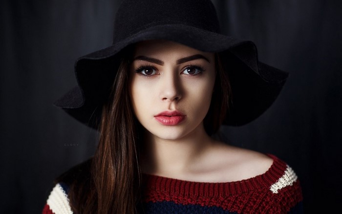 Woman wearing a black hat and sweater