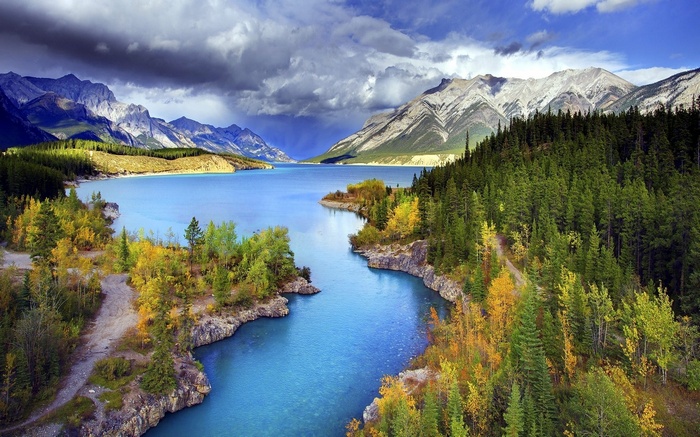 Turquoise lake and mountains in autumn