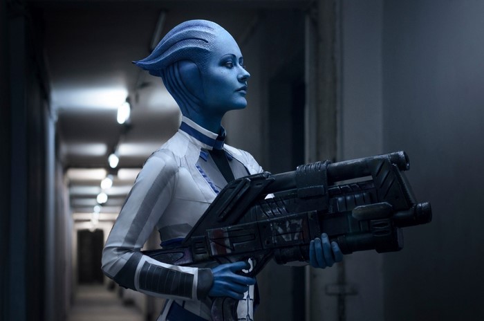 Liara T'Soni from Mass Effect holding a weapon