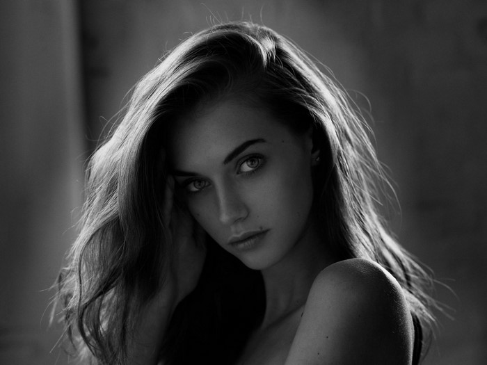 Monochrome portrait of Yulia Rose by Peter Coulson