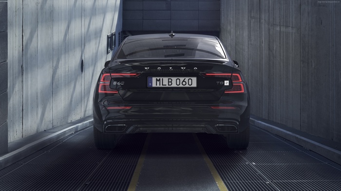Black Volvo S60 T8 AWD 4K