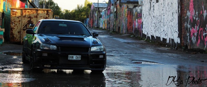 Black Nissan Skyline GT-R R34 in Graffiti Alley