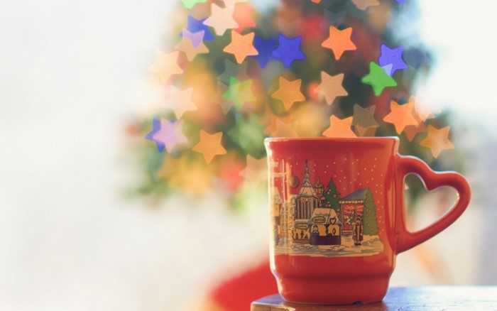 Red Christmas mug with star-shaped bokeh lights