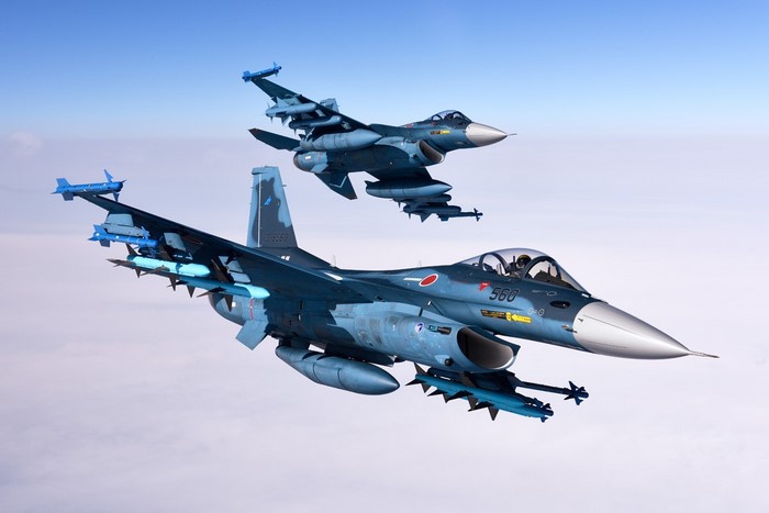 Two Mitsubishi F-2 fighter jets in flight
