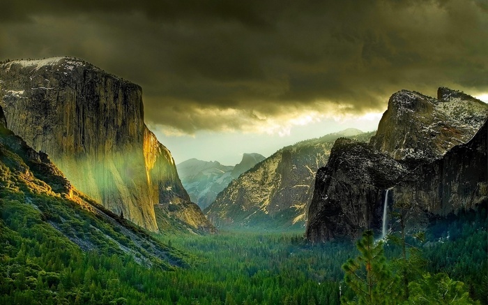 Yosemite Valley with El Capitan and Bridalveil Fall