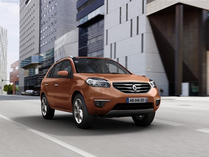 Renault Koleos driving in a modern city