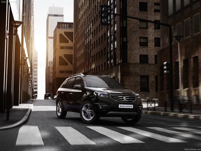 Renault Koleos driving through a city street