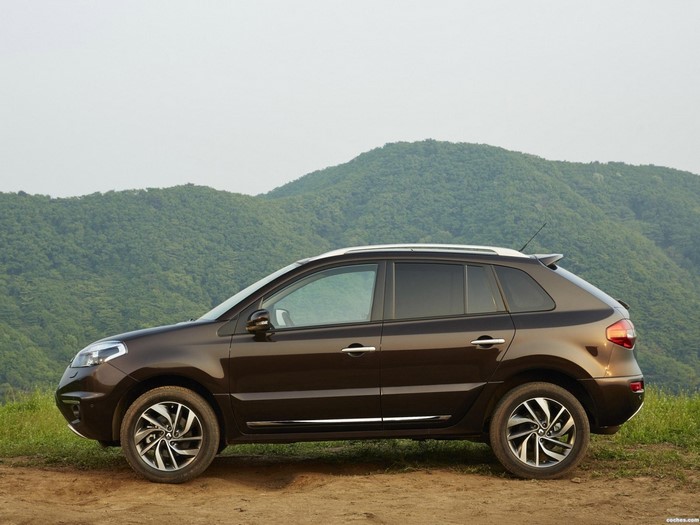 Brown Renault Koleos parked on a dirt road with mountains