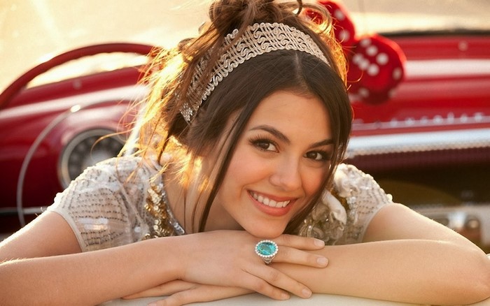 Victoria Justice wearing a headband and ring