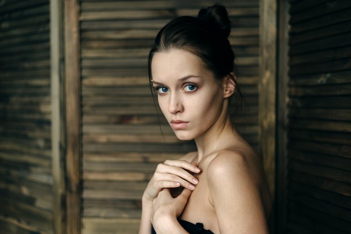 Woman with dark hair and blue eyes posing