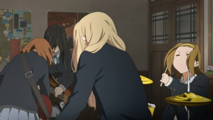 K-On! screenshot with four girls playing music