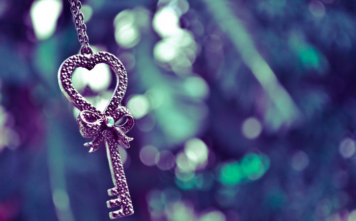 Heart-shaped key pendant with bow on chain
