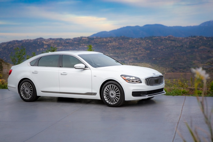 4K 2019 White Kia K900 Sedan