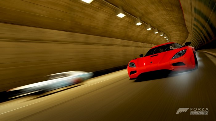 Red Koenigsegg Agera racing in Forza Horizon 2 tunnel