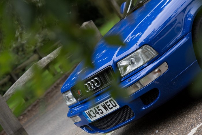 Blue Audi RS2 Avant with license plate M345 WEO