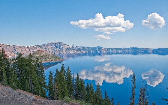 Crater Lake National Park with Wizard Island