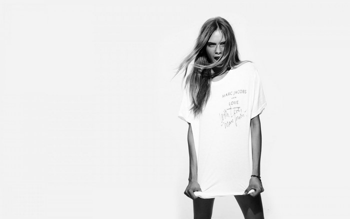Cara Delevingne in Marc Jacobs T-shirt