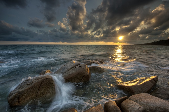 Ocean waves crashing on rocks at sunset 4K