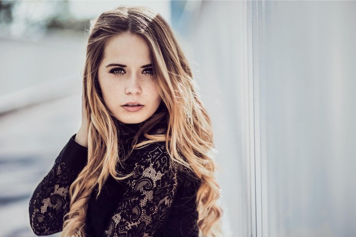 Woman with long blonde hair and freckles