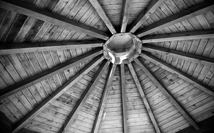 Wooden ceiling structure with radial beams