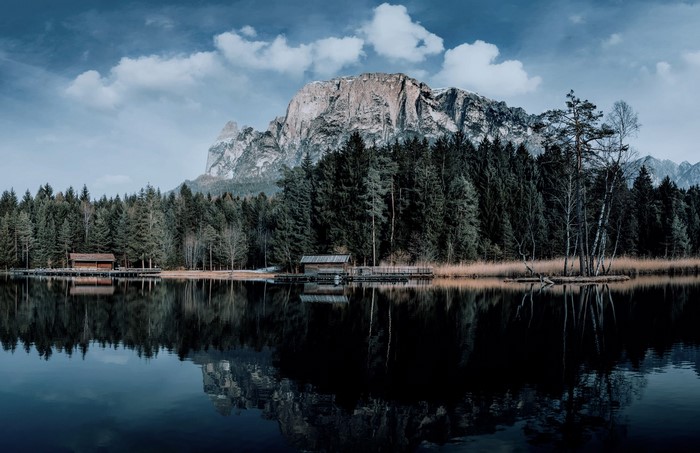 Mountain lake with forest and cabins