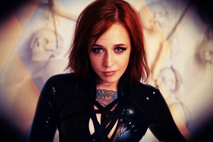 Yana Sinner portrait with tattoos and red hair