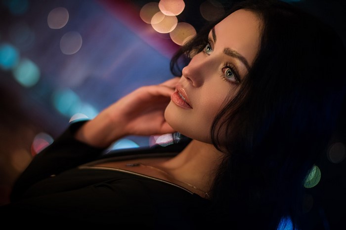 Kseniya Kalinovskaya portrait with bokeh lights