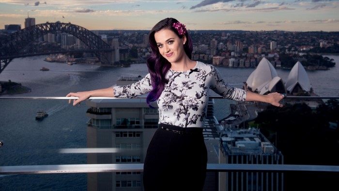 Katy Perry posing on a balcony in Sydney
