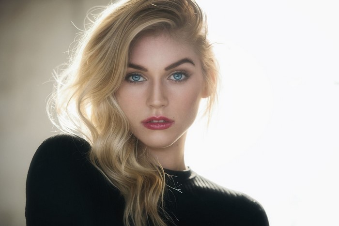 Blond woman with blue eyes and red lipstick