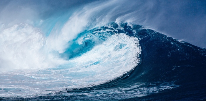 Ocean wave crashing in 4K