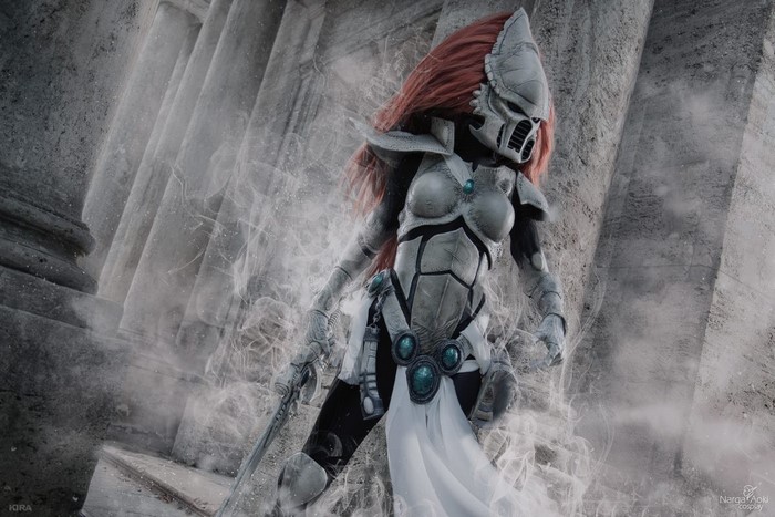 Woman in Eldar cosplay with sword