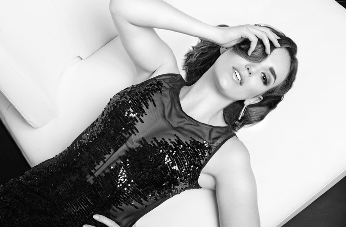 Elizabeth Henstridge in a sequined dress