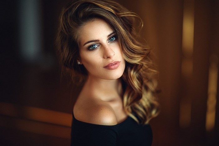 Woman with wavy brown hair and blue eyes