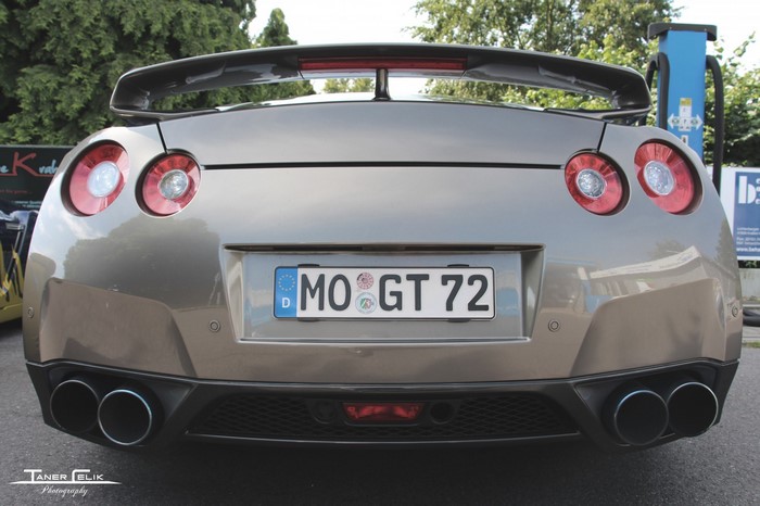 Nissan GT-R R35 with MO GT 72 license plate
