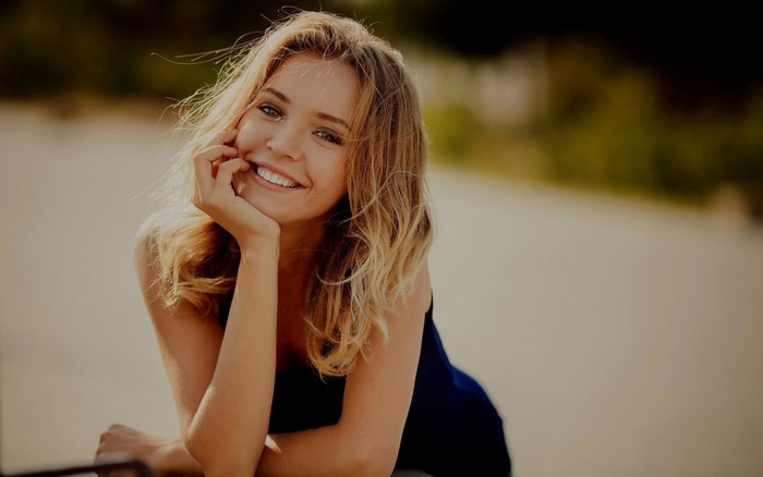 Sandra Kubicka smiling, portrait photography