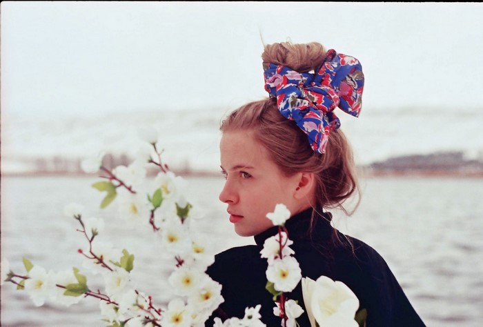Woman with floral scrunchie and white flowers