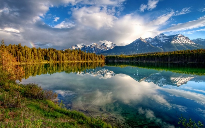 Lake reflection of mountains and forest