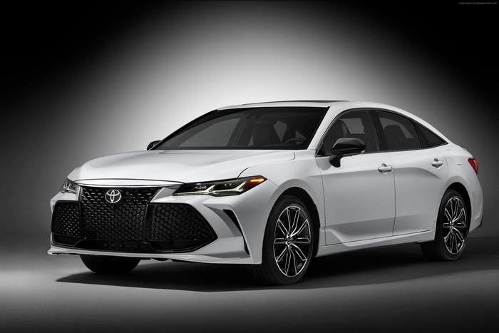 White Toyota Avalon 2018 Car