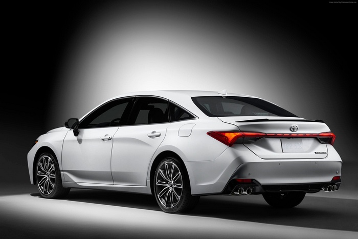 White Toyota Avalon 2018 Car
