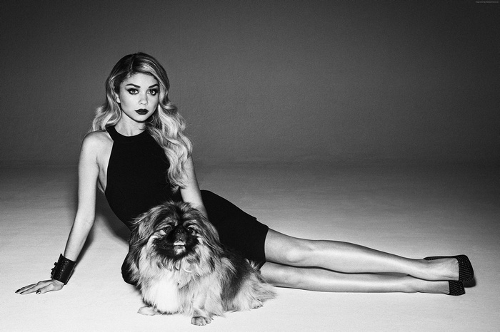 Sarah Hyland with a Pekingese dog