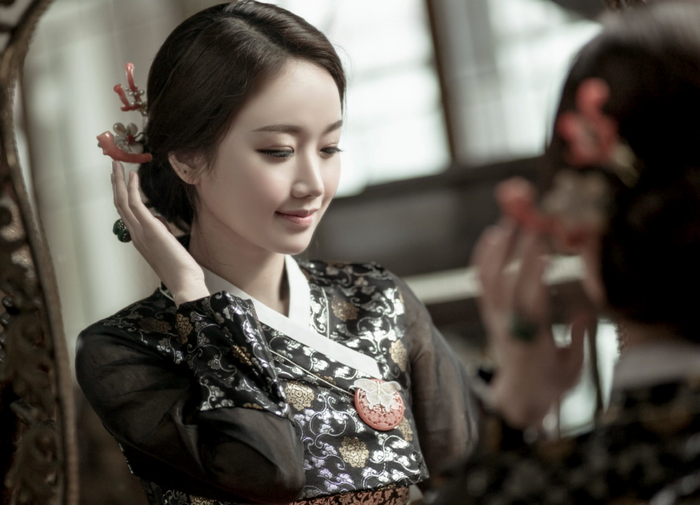Elegant Korean Woman in Traditional Hanbok