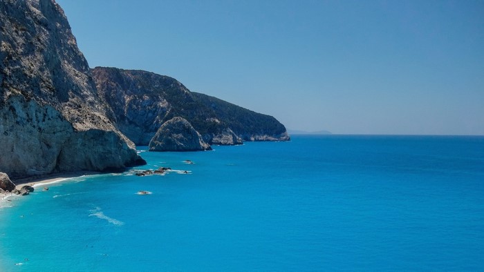 Turquoise water and cliffs on a sunny day