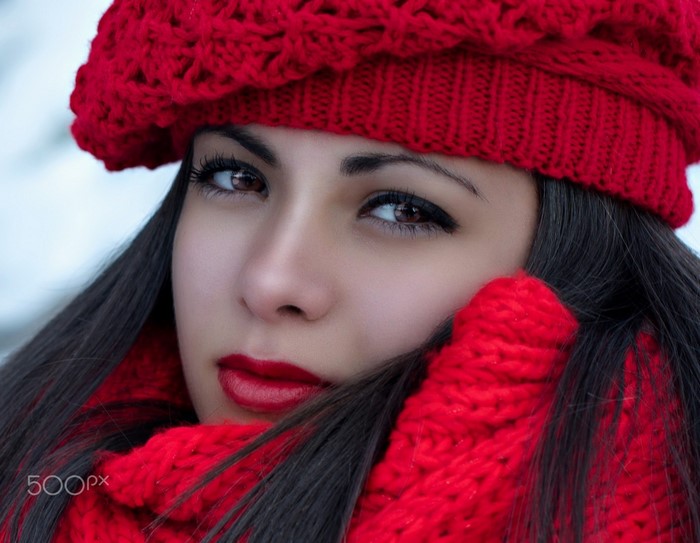 Woman wearing a red knit hat and scarf
