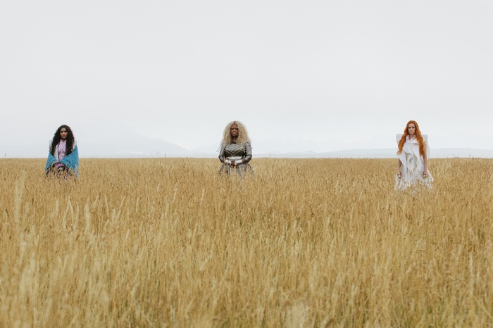Oprah Winfrey, Reese Witherspoon, Mindy Kaling in a field