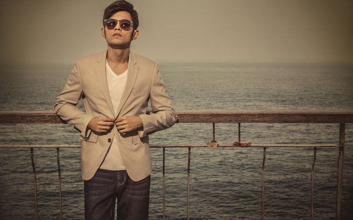 Man in a suit jacket by the ocean