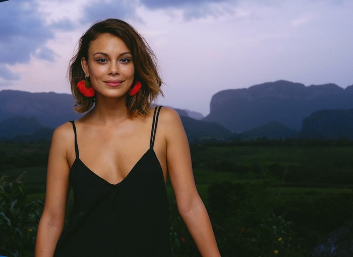 Nathalie Kelley posing with mountains in the background