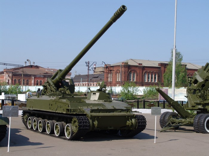 2S5 Giatsint-S self-propelled howitzer on display